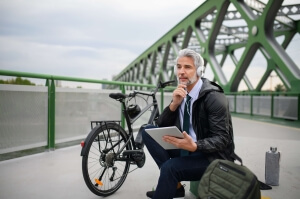 Hamowanie rekuperacyjne w ekotransporcie – jak pojazdy elektryczne odzyskują energię?